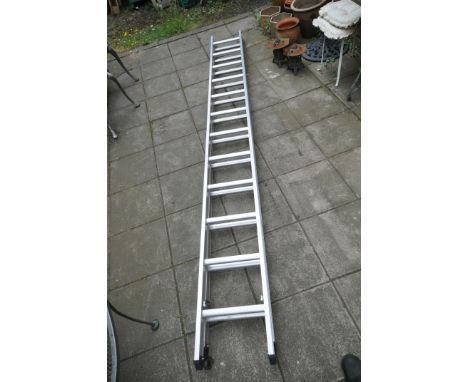 AN ALUNIUNIUM DOUBLE EXTENSION LADDER, approx. extended length 6.10m
