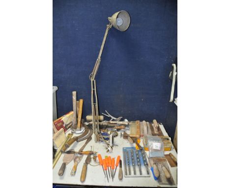 A TUB OF ANTIQUE TOOLS to include trowels, brushes, saws, hammers, drill bits, staple gun and a vintage angle poise style lam