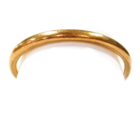 A 22ct gold wedding band, size M, 2.0g.