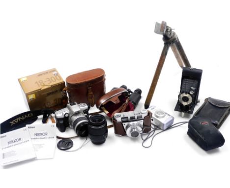 A group of cameras and related equipment, to include a Minolta Dynax 4 camera, a Kodak Retinette IB camera, in leather case, 