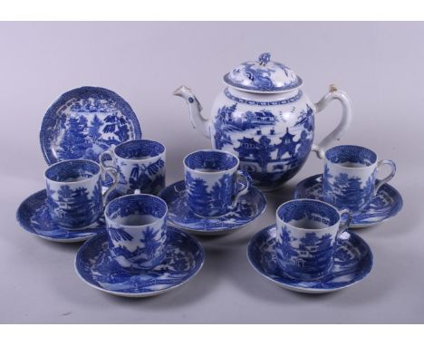 An early 20th century Chinese exportware blue and white porcelain "Willow" pattern porcelain tea service 