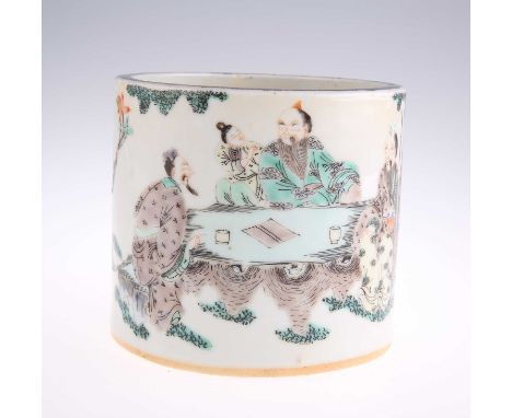 A CHINESE FAMILLE VERTE BRUSH POT painted with figures at a table and figures with gifts. 11cm highGlaze chip to the foot rim