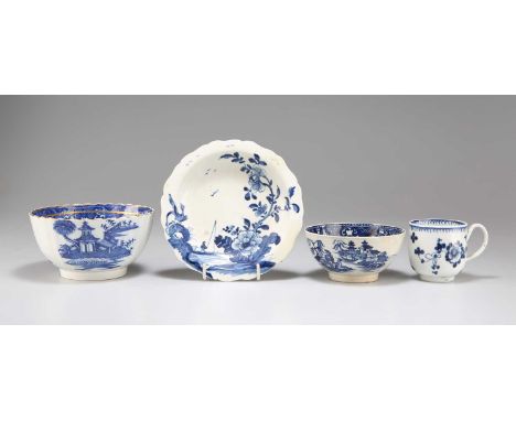 A COLLECTION OF 18TH CENTURY BLUE AND WHITE PORCELAIN comprising a Worcester porcelain 'Cormorant' pattern finger bowl stand,