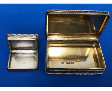 A SILVER SNUFF BOX BY THOMAS EDWARDS, LONDON 1838, THE RECTANGULAR LID WITH A RAISED FLORAL BAND ENCLOSING ENGINE TURNING AND