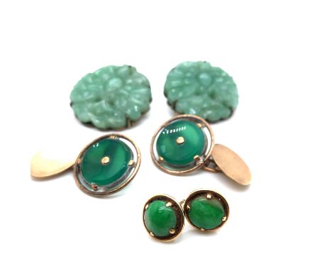 A PAIR OF VINTAGE CARVED JADE CLIP ON EARRINGS. THE GILDED MOUNTS STAMPED SILVER. DIAMETER 2.4cms, TOGETHER WITH A PAIR OF GR