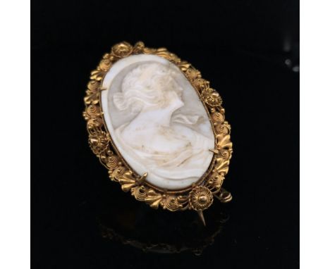 AN ANTIQUE CARVED SHELL CAMEO PORTRAIT BROOCH IN A WIRE WORK TYPE FRAME. THE MOUNT UNHALLMARKED, ASSESSED AS 18ct GOLD WITH A