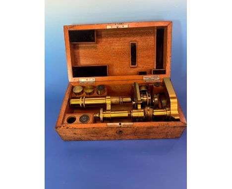 A MAHOGANY CASED LEITZ WETZLAR BRASS MONOCULAR MICROSCOPE, NO. 16900 TOGETHER WITH OPTICS AND OTHER FITTINGS, THE CASE.   W 3