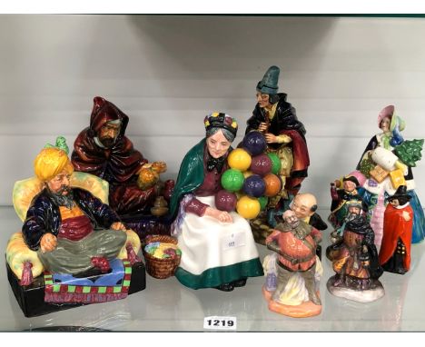 A GROUP OF ROYAL DOUTON FIGURINES TO INCLUDE ABDULLAH, THE POTTER, THE BALLOON SELLER, THE PIED PIPER, MR PICKWICK, TOWN CRIE