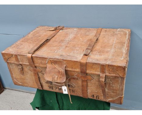 A LEATHER TRUNK WITH AN INTERIOR LIFT OUT TRAY.   W 93 x D 60 x H 35cms.