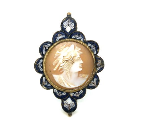 A LOW GRADE CONTINENTAL SILVER GILT SHELL CAMEO PORTRAIT RING WITHIN A MICRO MOSAIC FRAME. UNABLE TO ACCURATELY ASSESS FINGER
