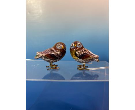 A PAIR OF CHINESE CLOISONNE ENAMEL OWLS. H 5cms.