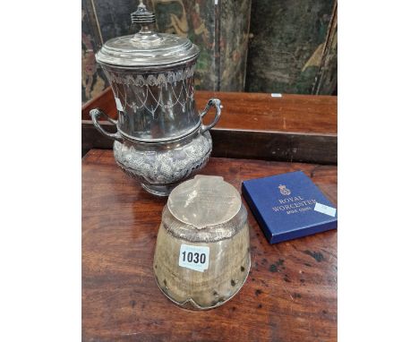 AN 1899 HORSES HOOF SILVER MOUNTED AS A SNUFF BOX, A WORCESTER ASH TRAY TOGETHER WITH AN ELECTROPLATE ROYLES EGG COOKER.