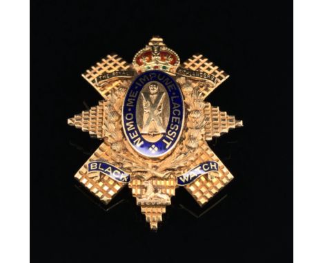 A BLACK WATCH ENAMEL REGIMENTAL SWEETHEART BROOCH, STAR OF THE ORDER OF THE THISTLE. MOTTO READS, NO ONE ATTACKS ME WITH IMPU