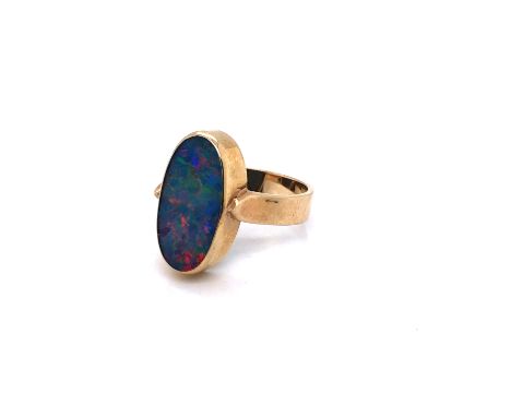 A VINTAGE OPAL DOUBLET RUBOVER SET RING. THE RING STAMPED 9ct, ASSESSED AS 9ct GOLD. FINGER SIZE R. WEIGHT 4.88grms.