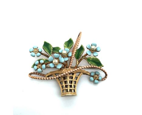 AN AMERICAN MID CENTURY BASKET AND ENAMEL FLOWER BROOCH, SIGNED KREMENTZ. ASSESSED AS MIXED METAL 12ct GOLD AND GOLD PLATED. 