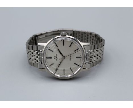 An Omega Geneve gentlemen's wrist watch in stainless steel, with stainless steel bracelet. With a manual winding movement whi