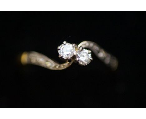18ct Gold ring 2 diamonds Size M 