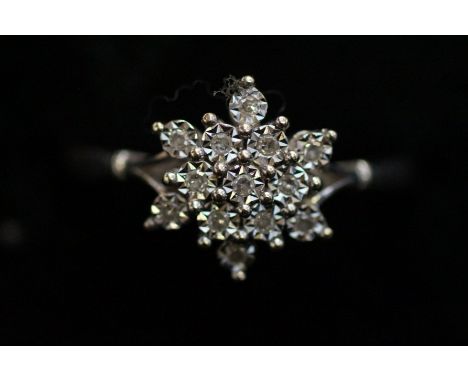 9ct White gold &amp; diamond cluster ring Size O 