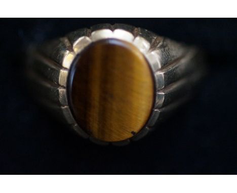 9ct Gold ring set with tigers eye Size T Weight 4.9g
