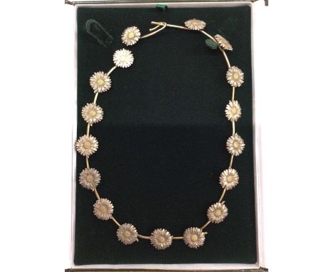Good quality silver and silver gilt 'daisy chain' necklace, realistically modelled as a daisy chain (London 1994), 45cm long