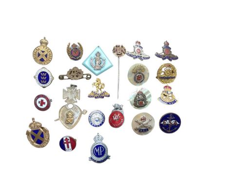 Group of twenty two First and Second World War era military badges to include Free French, Special Constable 1914 and America