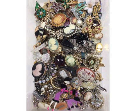 Large collection of vintage brooches including paste set, cameos, gilt metal, Scottish and others (3 boxes)