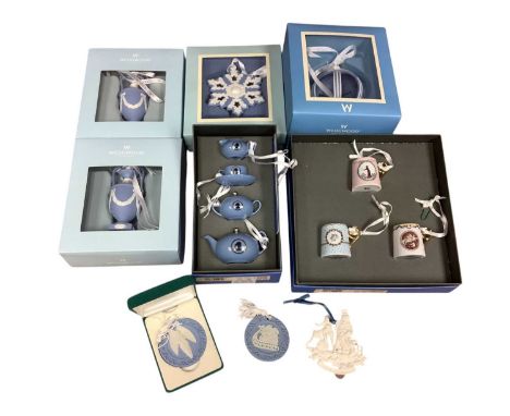 Group of contemporary Wedgwood ceramic Christmas tree decorations, most with original boxes.