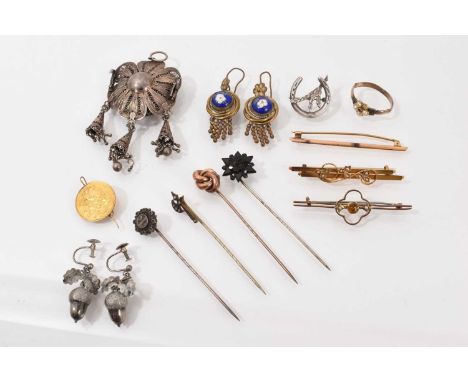 Group of antique jewellery to include an Edwardian gold half sovereign brooch, 1909, Victorian 15ct gold and seed pearl bar b