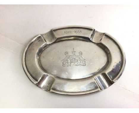 1930s silver oval ashtray with engraved armorial crest (London 1934), 16cm x 11.5cm163 grams