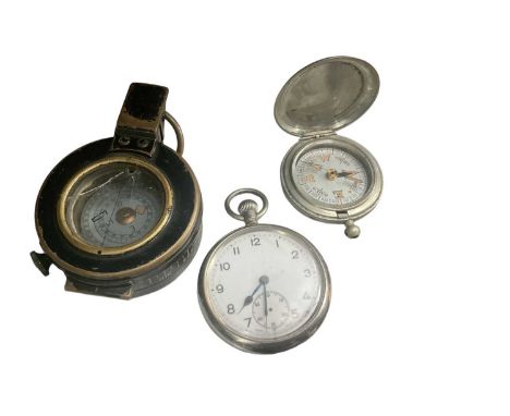 Second World War era open faced military pocket watch, rear of case marked with broad arrow and '6E/50 A4338' together with a