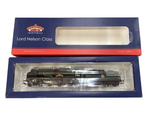 Bachmann OO Gauge 4-6-0 BR Green Early Emblem Lord Nelson Class Sir John Hawkins 8 wheel tender locomotive 30865, boxed 31-40