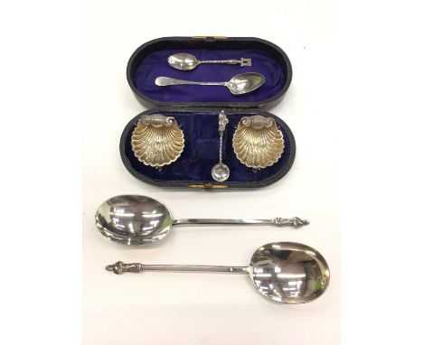 Pair of Victorian silver shell shaped salts with classical dolphin feet (Birmingham 1877) in fitted case, pair of Victorian s
