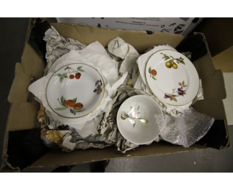 Quantity of Royal Worcester Evesham dinner wares 