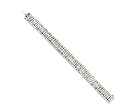 DIAMOND BRACELETSet to the front with brilliant and step-cut diamonds, diamonds approx. 3.80cts total,  length 17.5cm For fur