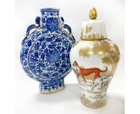 A Chinese blue and white porcelain small moon flask, Qing Dynasty late 19th century,  painted with leafage and flower heads, 