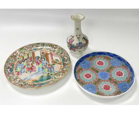 A Chinese famille rose shallow circular tray, Qing Dynasty, 19th century,  decorated with pink flower heads within octagonal 