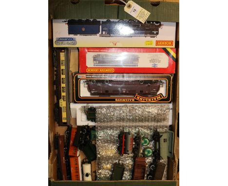 A quantity of 'OO' gauge Railway. A Hornby BR Peppercorn class Al 4-6-2 tender locomotive (R3245TTS) 'Tornado' RN 60163. (BRO
