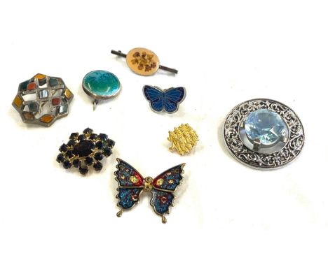 Selection of vintage and later costume brooches 