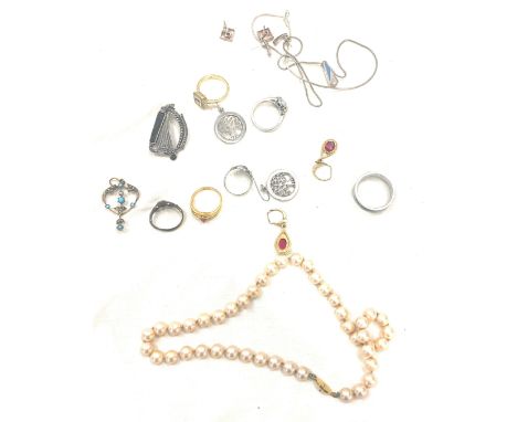 Selection of assorted costume jewellery to include brooches, pendants, necklaces, to include Silver earrings, ring etc 