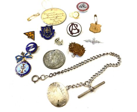 Small collection of vintage badges including military dog tag etc 