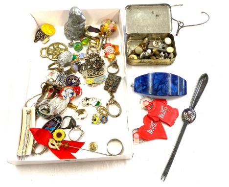 Tray of vintage and later items includes vintage badges, hat pin, silver dragon pendant and chains etc 