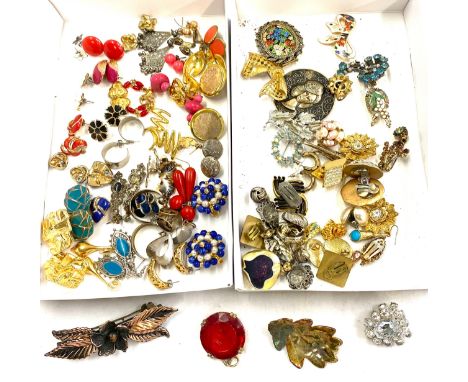 Large selection of vintage and later costume earring and brooches etc 