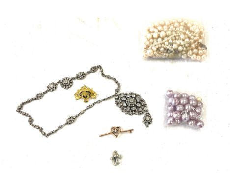 Selection of vintage and later costume jewellery to inc 9ct ladies brooch, back pin missing