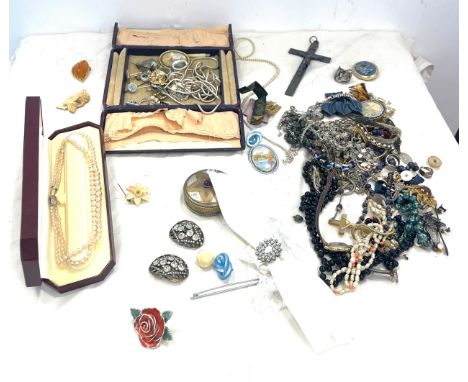 Quantity of vintage costume jewellery 