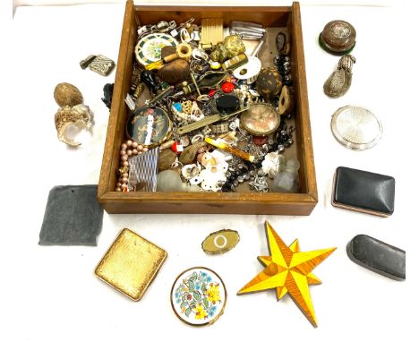 Tray of vintage of vintage items to include lighters, compacts,  etc 