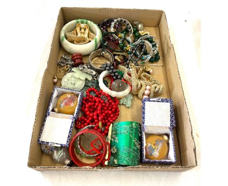 Large selection of vintage costume jewellery 