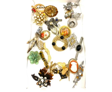 Tray of vintage and later costume brooches 