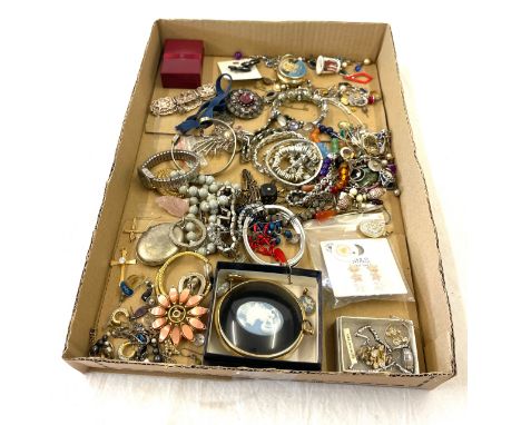 Large selection of vintage costume jewellery 