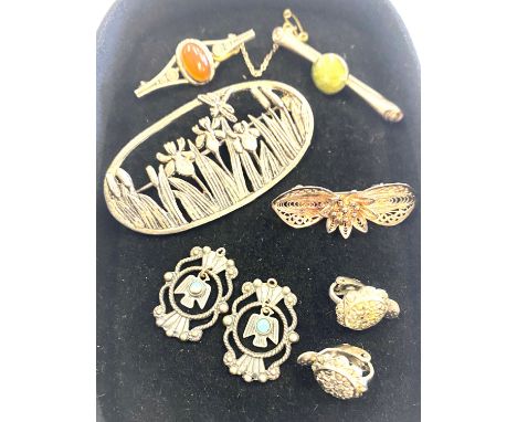 Tray of vintage silver items includes silver and amber brooch etc 