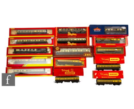 A collection of OO gauge passenger coaches by Hornby, Triang and Bachmann, all GWR, boxed. (15)